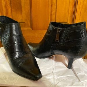Donald Pliner black leather ankle boots